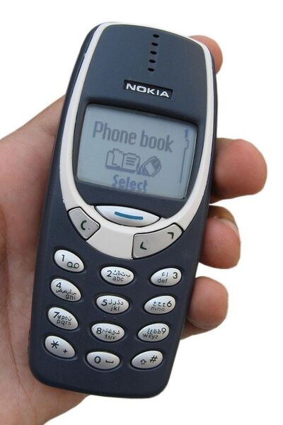 Das Nokia 3310 war DAS Handy des jungen neuen Jahrtausends, denn es war in jeder Hinsicht massentauglich. Es hatte ein Schwarz-Grün-Display mit grober Pixelung zu bieten und bündelte revolutionär bis zu drei SMS. (Foto: commons.wikimedia.org/Discostu (CC BY))