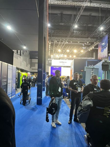 In der Halle war das CloudFest dann fast schon eine Messe wie jede andere – aber die Stimmung erinnert an gute CeBIT-Zeiten. (Bild: IT-BUSINESS)