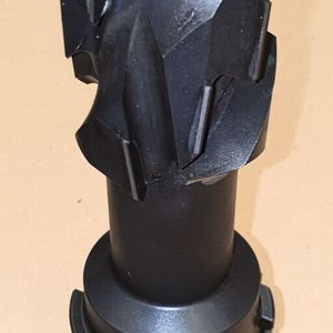 T-Nuten-Fräser mit verkürzten PKD-Schneiden, um die Radialkräfte zu minimieren, was eine bessere Oberflächengüte zur Folge hat. In axialer Einbaulage sind die PKD-Blanks gegenläufig eingebettet, um die axialen Bearbeitungskräfte bei einem relativ hohem Umschlingungswinkel nahezu zu kompensieren, was Vibrationen während der Bearbeitung deutlich reduziert.(Bild:  Ingersoll Werkzeuge)