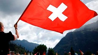 Heute lieber unblutig! In der Schlacht von Sempach am 9. Juli 1386 haben die Schweizer Haufen den Österreichern gezeigt, dass es genug ist mit Knechtschaft und Abhängigkeit. Nun schicken sich die Schweizer an, sich aus gewissen anderen Abhängigkeiten zu winden, die von den USA kommen. (Bild: Ruetli-Amigos)