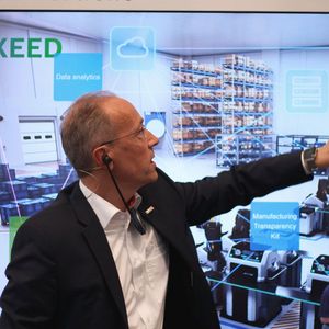 Dr. Stefan Aßmann, Leiter Bosch Connected Industry, erläutert die Funktionsweise des neuen Software-Portfolios Nexeed.(Bild:  Lisa Marie Waschbusch)