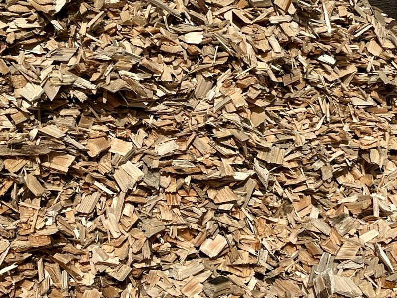 Abfallholz wie Holzschnitzel dienen als Rohstoff für die Biokohlenstoff-Produktion in der neuen Pilotanlage. (Bild: Outokumpu)