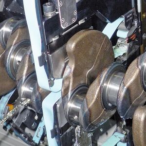 Bild 1: Beim Finishen der Pleuellagerzapfen der Kurbelwelle umschließt die Einheit mit ihrem Werkzeug das Lager ähnlich wie später das Pleuel im Motor und wird bei der Bearbeitung durch die Rotation des Werkstücks angetrieben.