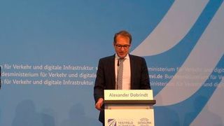 Bild 1 - Wollen auf der A 9 in Bayern mit modernster Technologie hochpräzise Echtzeit-Daten zu Verkehrsfluss, Verkehrsdichte, Geschwindigkeit und Fahrverhalten gewinnen (von links): Dr. Reinhard Ploss. Alexander Dobrindt und Dr. Jochen Eickholt.  (Bild: Thomas Kuther)