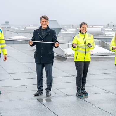 Der stellvertretende Werkleiter Olaf Möllhoff verlegt zusammen mit Projektleiterin Katharina Radtke und Prof. Dr. Georg Barfuß, Stadtratsmitglied und Leiter des Referates für Wirtschaft, Wissenschaft und Finanzen der Stadt Regensburg, symbolische die erste Leitung für eine neue Wasserstoff-Infrastruktur im BMW-Werk Regensburg. (Bild: BMW)