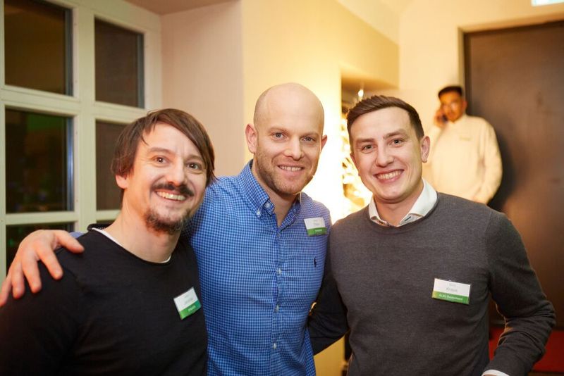 Nach der Preisverleihung war Zeit zum Netzwerken: (v. l.) Andro Jendrike und Daniel Thiele (beide Synaxon) mit Erich Kraus (Also) (Bild: Schneider Electric)