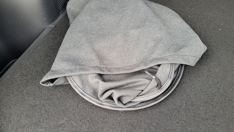 Bei Bedarf kann sie einfach zusammengefaltet und verstaut werden. Das ist schon recht praktisch. Vorteil für den Hersteller: Eine solche Lösung dürfte auch deutlich billiger sein als eine vollwertige Abdeckung. So wirkt sie dann leider auch. (Bild: Wehner - Vogel Communications Group)