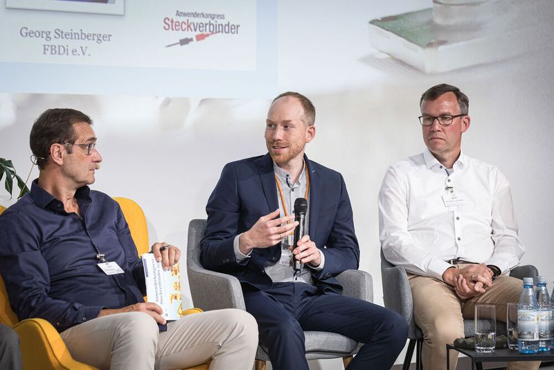 Anwenderkongress Steckverbinder 2023: Tag 1 mit Basisseminaren, Podiumsdiskussion und Posterslam. (Bild: Stefan Bausewein)