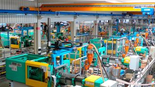 Weiss hat eine Roboterzelle entwickelt, bei der sich der Bediener und der Roboter die komplexe Montage eines miniaturisierten Sicherheitsventils teilen. Sie wird aktuell im Werk Illertissen in Betrieb genommen. (Weiss)