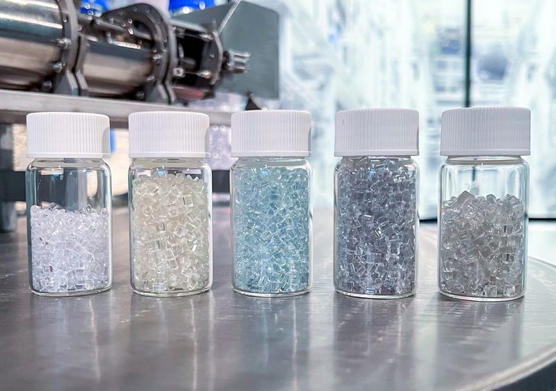 Granulado de rPET: En el Fraunhofer IAP se recupera el ácido tereftálico del PET para fabricar a partir de él nuevos polímeros destinados a botellas, fibras y láminas. Los tonos, que van del amarillento al grisáceo, se deben a la materia prima reciclada. Mediante la adición selectiva de aditivos, es posible controlar el color hasta obtener un material incoloro.(Bild:  Fraunhofer IAP / Romina Schönefeld)