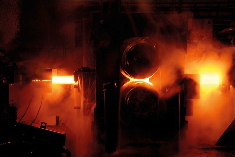 Auf der Hochleistungswalzstraße wird der Stahlknüppel temperaturkontrolliert zum Draht gewalzt, um die gewünschten mechanischen Werkstoffeigenschaften einzustellen. (Bild:  Swiss Steel)