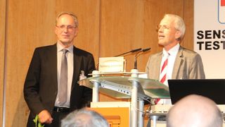 Verleihung der VDI-Ehrenmedaille an Prof. Elmar Wagner (links) durch Prof. Dr. Gerald Gerlach von der Technischen Universität Dresden. Mit der Auszeichnung soll Wagners vielfältiges Engagement für die Sensorik und Messtechnik besondere Würdigung erfahren. (Bild: Königsreuther)