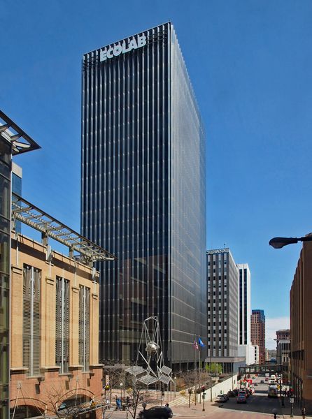 Platz 7: Ecolab (US), 47,0 Mrd. €      Ecolab bietet Technologien und Dienstleistungen in den Bereichen Wasser, Hygiene und Energie. Für die europäischen Geschäfte hat der US-amerikanische Konzern eine Zentrale in Zürich in der Schweiz.     Bild: McGhiever, Ecolab headquarters, Minnesota, USA (CC BY-SA 4.0)         (Bild: McGhiever)