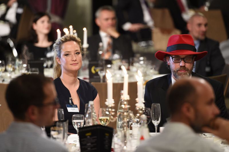 Gespannt lauschen die Zuhörer der Preisverleihung – von welcher Firma wohl der Herr mit dem roten Hut ist? ... (VIT)