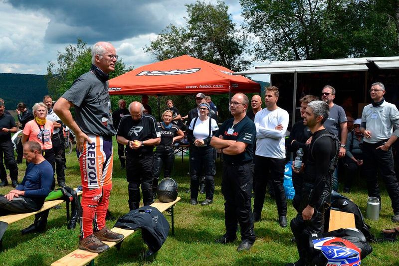 Großen Dank an Elmar Heuer – er hat die Teilnehmer nicht nur beköstigt, sondern ihnen auch unvergessliche Erlebnisse beschert. (Bild: Dotzler, Dominsky, Lacher, Maderner, Michel, Rosenow, Schweitzer/»kfz-betrieb“)