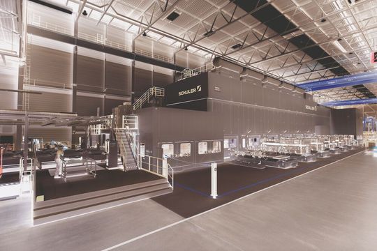 Solche großen Pressenstraßen werden oft zum Tiefziehen verwendet.(Bild:  Schuler)