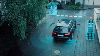 Die Umgegung 360° im Blick: Die Radarsensoren mit 77 GHz von Hella kommen auf den Markt. (Hella)