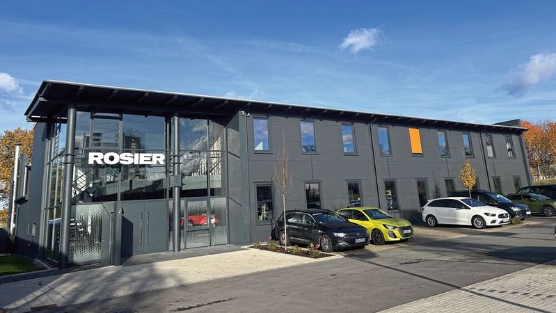 Die Rosier-Verwaltung am Stammsitz in Menden bezog in diesem Jahr ein neues, modernes Gebäude. (Bild:  Rosier-Gruppe)