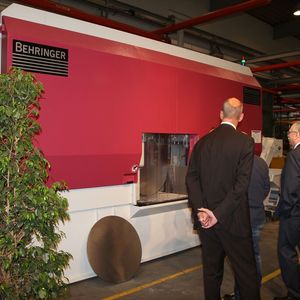 Mit welcher Technik, außer Sägen, könnte man aus fast 1 Meter durchmessenden Profilen präzise Scheiben abschneiden?! Und das fast ohne Kühlschmiermittel.