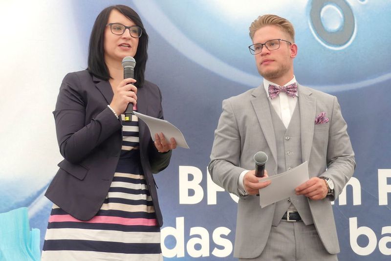 Zum Abschluss bedankten sich Kim-Eileen Breda und Felix Beckstein im Namen aller Absolventen bei ihren Dozenten. (Büttner/»kfz-betrieb«)