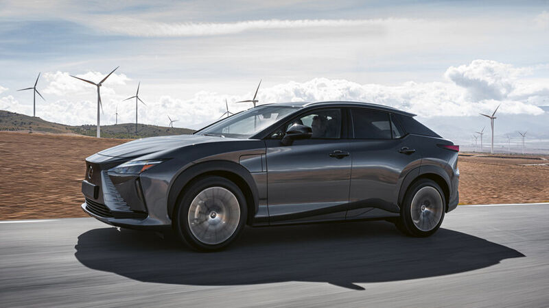 Unten im Fahrzeugboden sitzt eine Lithium-Ionen-Batterie mit 96 Zellen und sorgt dort für einen tiefen Schwerpunkt. (Bild: Lexus)