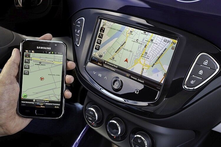 Opels Intellilink bringt ebenfalls Inhalte und Bedienoberfläche vom Handy ins Auto – auch hier werden demnächst Apple- und Android-Interfaces integriert. (Foto: Opel)