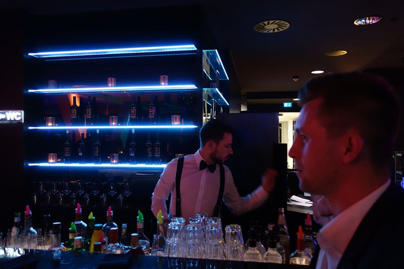 Dimitri überlegt, ob es Wodka oder Gin werden soll?! (Bild: IT-BUSINESS)