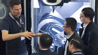 Das Team des Technology Centers entwickelt bahnbrechende Fer-
tigungsstrategien für die Medizintechnik und präsentiert diese auf der diesjährigen EMO.  (Bild: Mikron Tool)