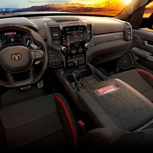 Passend dazu ist der Innenraum des Ram 1500 TRX sportlich eingerichtet.(Bild:  FCA)