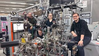 Ionenbeschuss schafft Quantenschalter! Von links: J. Buck, K. Rossnagel, A. Niggas und R. Wilhelm von der TU Wien beim Asphere III Setup am DESY in Hamburg. (Bild: TU Wien)