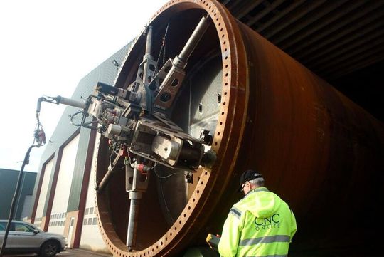 In Dänemark sitzen die Spezialisten von CNC Onsite. Das Besondere ihres Know-hows ist die mobile Reparatur von Windkraftanlagen durch Fräsen, wenn es um verschlissene Zahnkränze geht. Jetzt hat man das Einsatzfeld auf weitere Typen von Windkraftanlagen erweitert.(Bild:  CNC Onsite)
