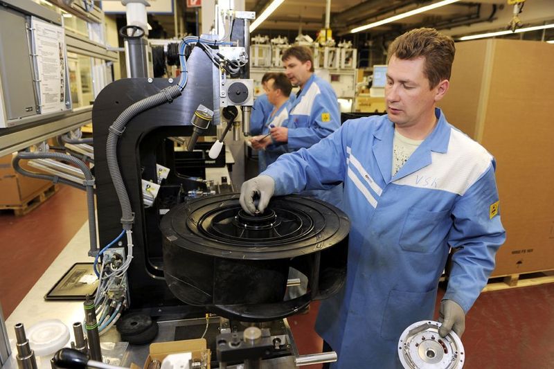 Montage des neuen Energiesparventilators Radical, der für den Hermes-Award der Hannover-Messe 2010 nominiert wurde. Bild: EBM-Papst (Archiv: Vogel Business Media)