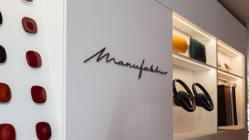 In einer „Manufaktur Lounge“ sollen Kundinnen und Kunden „exklusive Empfehlungen zur Personalisierung ihres Fahrzeugs erhalten“, die dann von Experten konfiguriert werden.  (Bild: Mercedes-Benz Group AG)