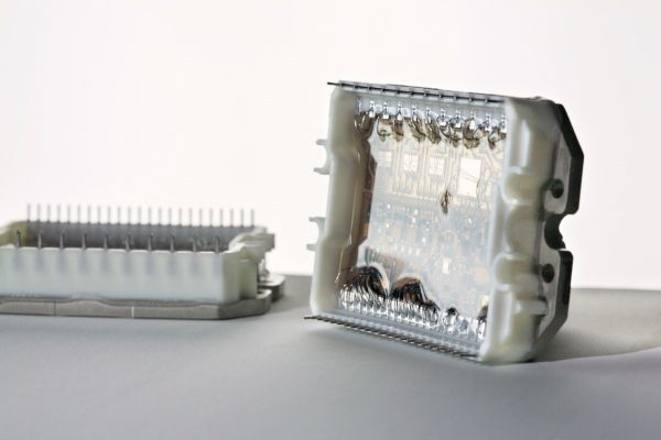 Bild 5: Eine mit WACKER SilGel 612 vergossene Leistungselektronik-Komponente. (Bild: Wacker Chemie AG)