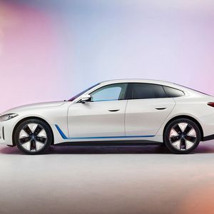 Der BMW i4 kann mit einer Leistung von bis zu 390 kW /530PS in vier Sekunden von 0 auf 100 km/h beschleunigen.(Bild:  BMW)