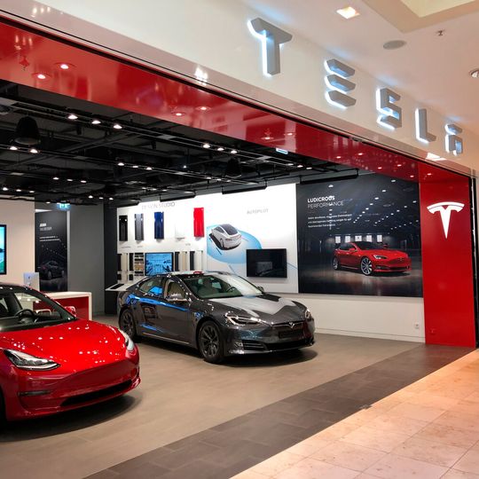 Tesla muss wegen der Corona-Pandemie sparen. Dabei fasst der Hersteller auch die Mieten seiner Stores ins Auge.(Bild:  Seyerlein/»kfz-betrieb«)