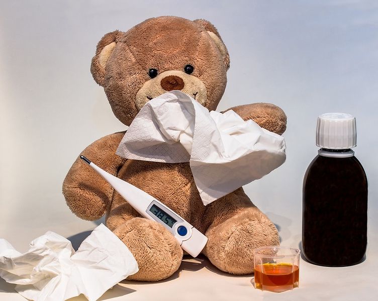 DAK-Krankenstandsanalyse Fast die Hälfte der DAK-Krankenversicherten reichte 2018 zumindest einmal einen Krankenschein ein. Im Durchschnitt war jeder Versicherte insgesamt 12,6 Tage lang krank geschrieben, was etwa dem Vorjahresniveau entspricht. Die Gründe für einen krankheitsbedingten Zwangsurlaub sind vielfältig und reichen von einfachen Erkältungen bis zu schweren körperlichen oder psychischen Leiden. In unserer Bildergalerie zeigen wir Ihnen die zehn Hauptgründe für einen Krankenschein im Jahr 2018. (Bild: Myriams-Fotos/Pixabay (CC0))