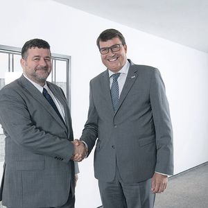 Jacques Lanners (links), Vorstandsvorsitzender der Ceratizit-Gruppe, und Dr. Christof Bönsch, Geschäftsführer der Komet Group, nach der Vertragsunterzeichnung.