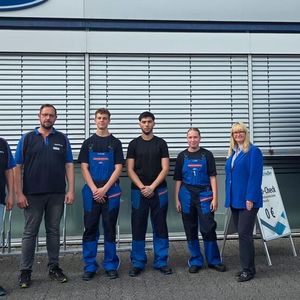 Im Autohaus Ford Westhoff, das im Juli vom Autohaus Potthoff übernommen worden war, haben drei junge Talente ihre Ausbildung begonnen. Neben Anna-Linda Potthoff hießen Betriebsleiter/Serviceberater Christoph Opyrchal und Markus Miggitsch die neuen Nachwuchskräfte Tom Michalik, Martin Nedkov und Lisa-Lee Moon Krebs im Team willkommen. (Bild:  Ford Westhoff)