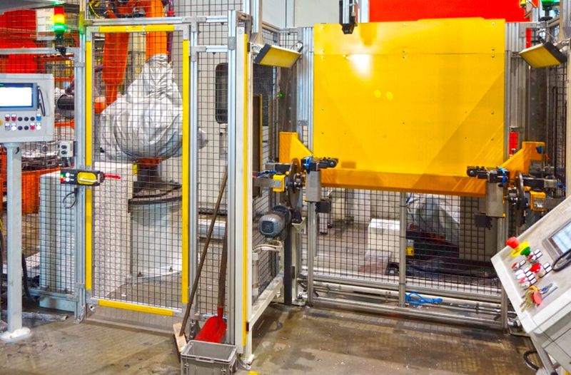 Die Volkswagen Group Components hatte sich zum Ziel gesetzt, Prozesse in ihrer Gießerei sicherer und produktiver zu gestalten, indem die auf Fehlbedienungen zurückzuführenden Stillstände von Handling-Robotern minimiert werden.  (Bild: EUCHNER GmbH + Co. KG)