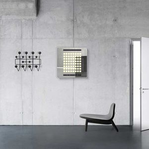 Ein Spiegel, der mit OLEDs hinterleuchtet wird. Dank der verbauten IR-Sensoren wird das Gesicht des Betrachters erkannt und die entsprechenden OLEDs schalten sich aus.(Philips)