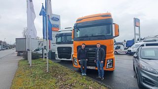 F-Trucks-Geschäftsführer Alex Kröper und Projektleiter Dennis Gackstatter wollen das Partnernetz weiter ausbauen. (Bild: Mauritz – »kfz-betrieb«)