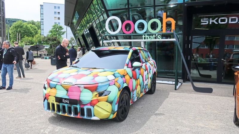 Bereits in den Wochen zuvor hatte das Skoda-Marketing ein großes Ooooh auf den verschiedenen Medienkanälen erzeugt – und dabei auf die farbenfrohen Bällchen gesetzt, die dieses Epiq-Modell zieren. (Bild: Grimm – VCG)
