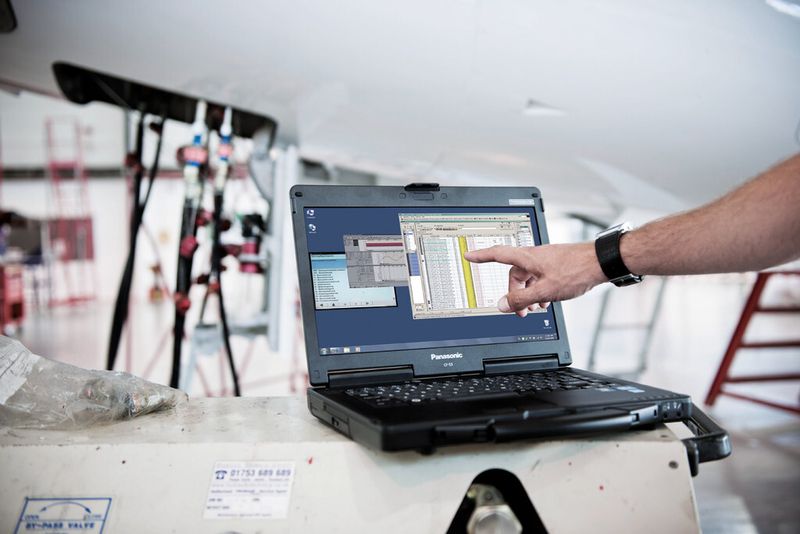 Bild 2: Das Toughbook kann in der Touchscreen-Version auch mit dem Finger oder dem mitgelieferten Stift bedient werden. (Bild: Panasonic)