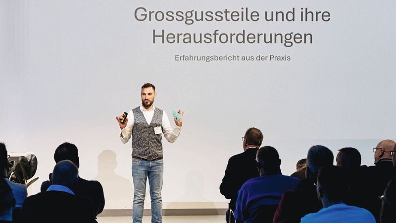 Eines der Hauptthemen der WKST 2026: Großgussteile („Gigacasting“) mancher Automobilhersteller und deren Herausforderungen für die Reparaturbranche. Im Bild Dirk Sauermilch von Smart Europe. (Bild: Stefan Bausewein)