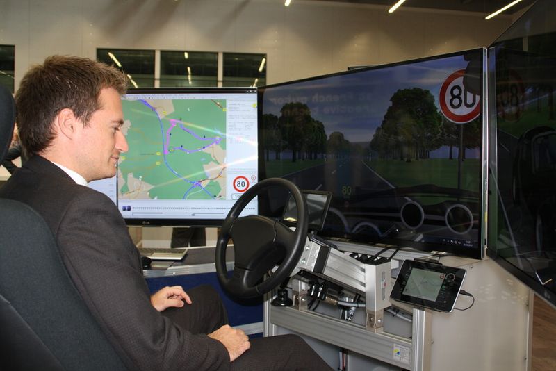 Das Bild zeigt einen Fahrsimulator für E-Mobile von der IPG Automotive GmbH, Karlsruhe. (Bild: Zwettler, konstruktionspraxis)