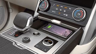 Wie hier beim Range Rover der Baureihe L460 existiert oft für die EPB kein expliziter Schalter. Stattdessen wird beim Range Rover die Getriebetaste P betätigt. (Bild: Jaguar Land Rover)