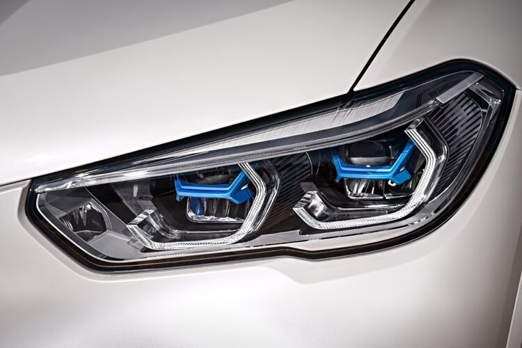 Das „BMW-Laserlicht“ soll mit einer höheren Reichweite als konventionelle LED-Scheinwerfer leuchten. (BMW)