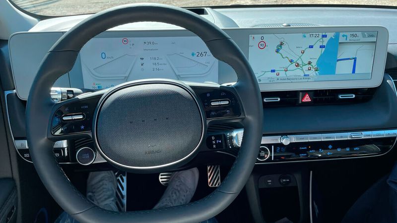 Innen gibt es zwei 12,25-Zoll-Displays ... (Bild: Seyerlein/VCG)