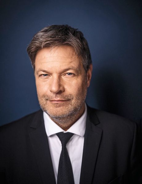 Bundeswirtschaftsminister Robert Habeck (Grüne) hatte eine aktivere Industriepolitik Deutschlands und der EU angekündigt. Er sagte Ende November auf einer Industriekonferenz, das nächste Jahr stehe im Zeichen der Industriepolitik. Ziel sei es, die Standortsicherheit auszubauen und den grundlegenden Wandel hin zu einer klimaneutralen und digitalen Wirtschaft voranzutreiben.  Hintergrund ist auch das US-Inflationsbekämpfungsgesetz, das milliardenschwere Investitionen in den Klimaschutz vorsieht. Subventionen und Steuergutschriften sind daran geknüpft, dass Unternehmen US-Produkte verwenden oder selbst in den USA produzieren. Daran gibt es viel Kritik in Europa, wo man Nachteile für heimische Unternehmen befürchtet.  (Bild: Dominik Butzmann)